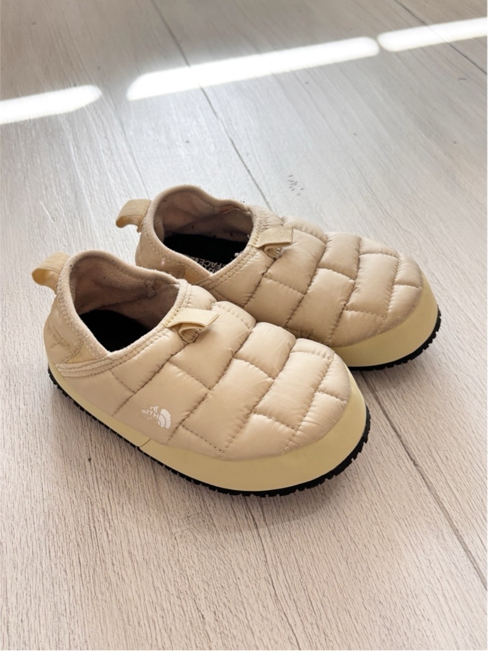 THE NORTH FACE Youth Gravel/White Dune THERMOBALL™ Traction Mules II Size 1